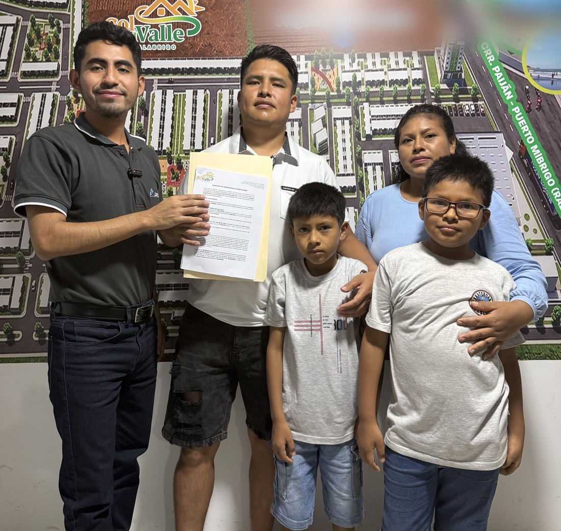 Familia Yana firmando su contrato de bien futuro en Sol del Valle
