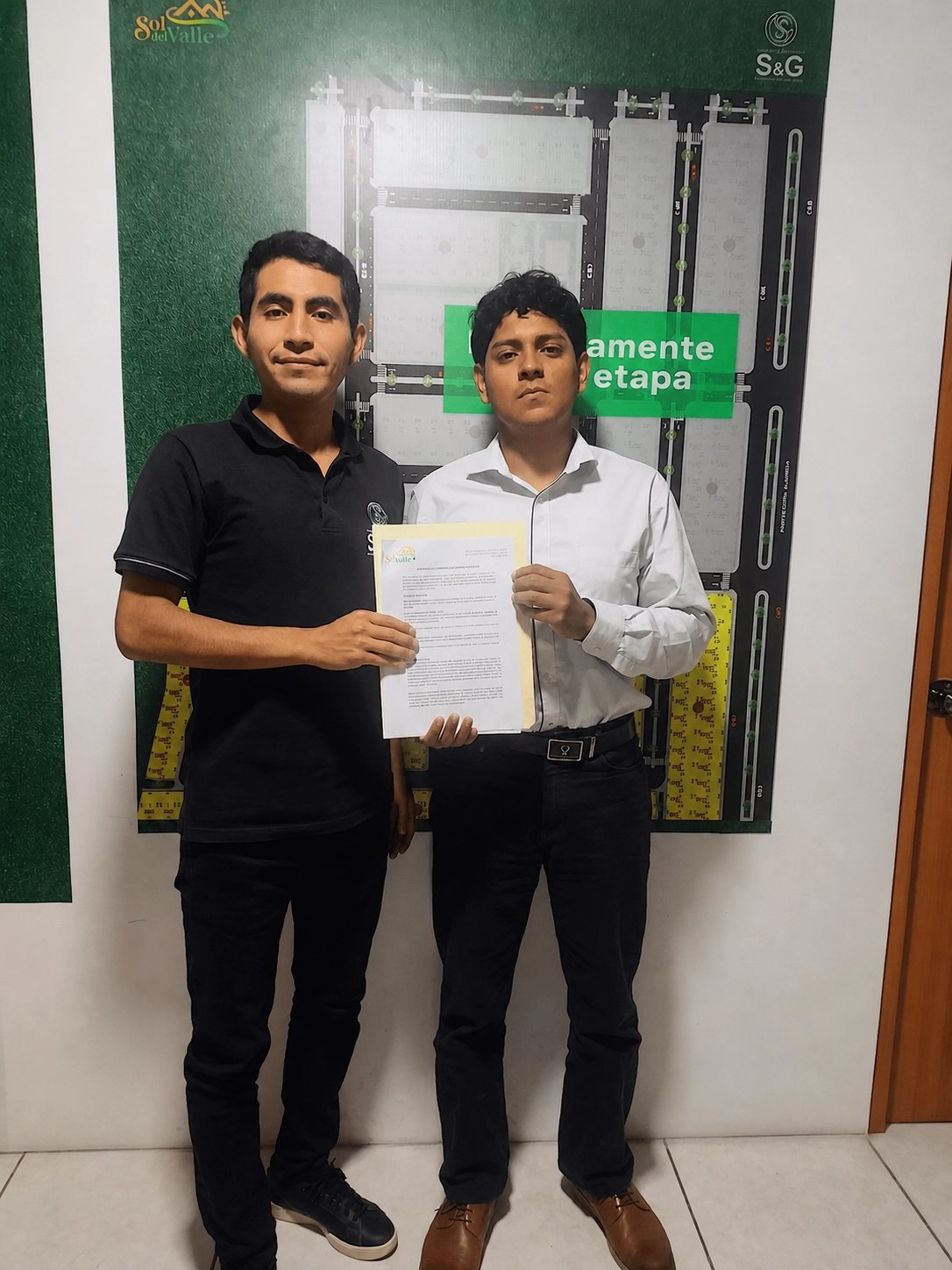 Carlos V. firmando su contrato de lote de inversión