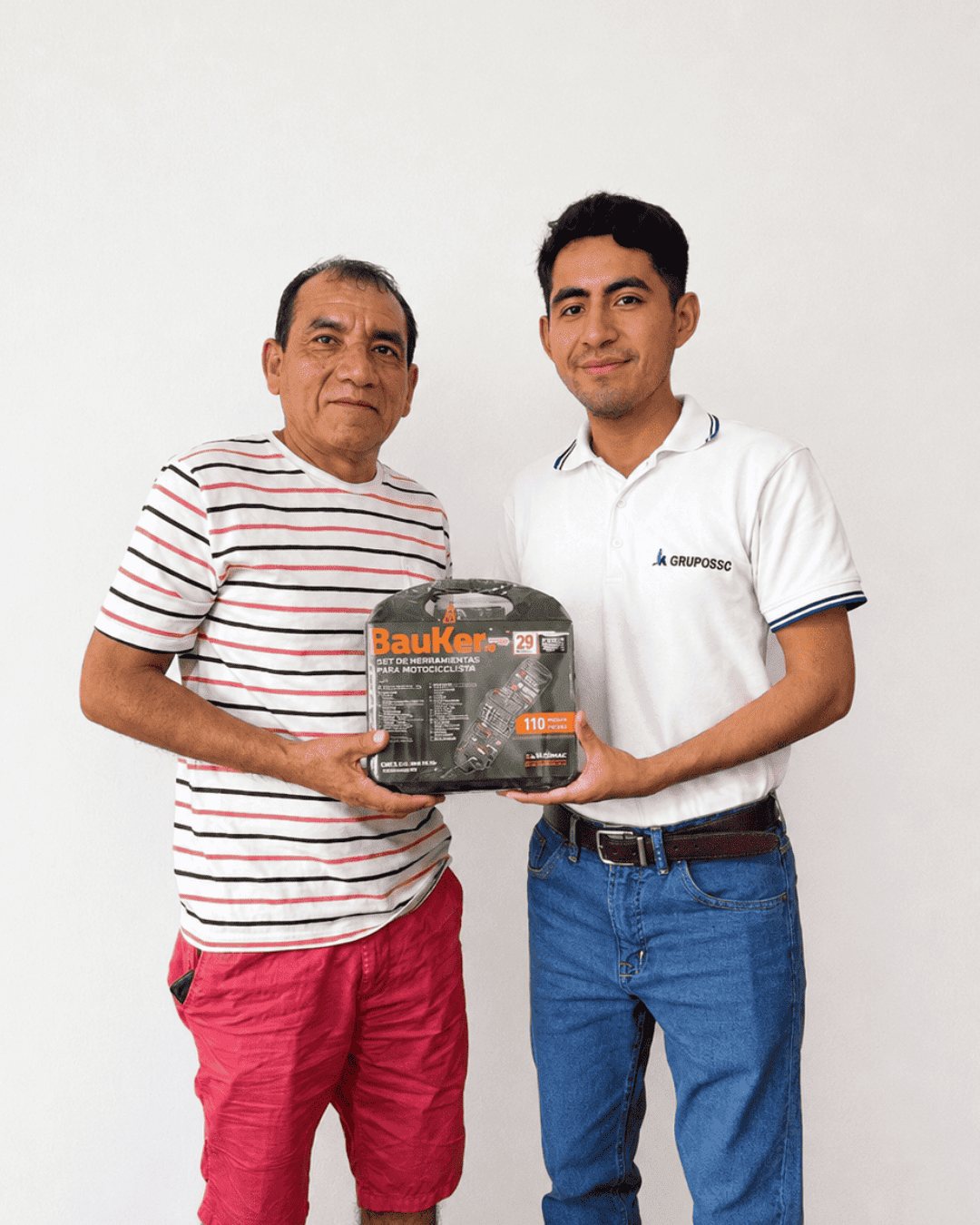 Manuel C. recibiendo su obsequio de Grupo S&G el día de la firma de su contrato